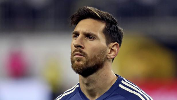 Lionel Messi hat sich von seinen braunen Haaren getrennt