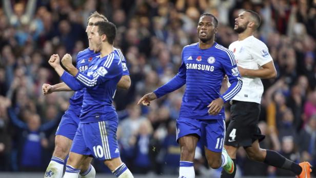 Didier Drogba und andere Chelsea-Spieler jubeln auf dem Spielfeld.