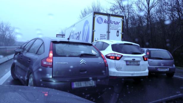 Wann eine Rettungsgasse gebildet werden muss, ist vielen Autofahrern in Österreich nach wie vor nicht geläufig.