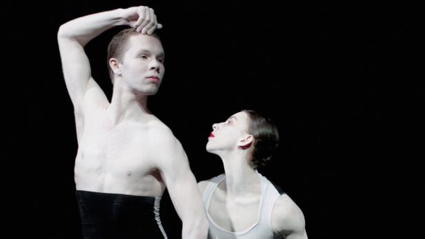 Ein männlicher und ein weiblicher Balletttänzer in einer theatralischen Pose.
