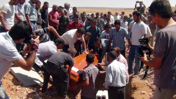 Begräbnis der toten Familienmitglieder in Kobane.