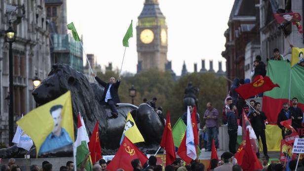 Tausende Menschen folgten am Samstag in mehreren europäischen Städten dem Aufruf zu Demonstrationen gegen die Terrormiliz Islamischer Staat (IS) und für mehr Unterstützung für die bedrohten Kurden im nordsyrischen Kobane. Im Bild: Trafalgar Square, London