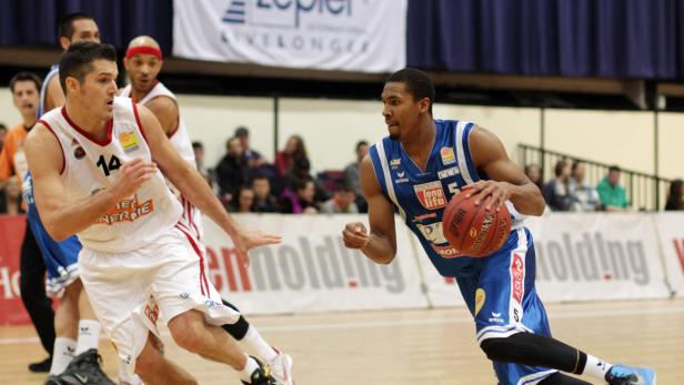 Ein Basketballspieler dribbelt den Ball während eines Spiels.