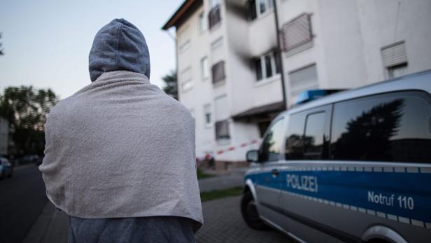 Ein Flüchtling vor dem Heim in Heppenheim - in der Nacht auf Freitag brannte es dort.