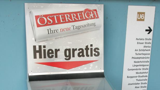 Ein Schild wirbt mit dem Slogan „Hier gratis“ für die Zeitung „Österreich“.