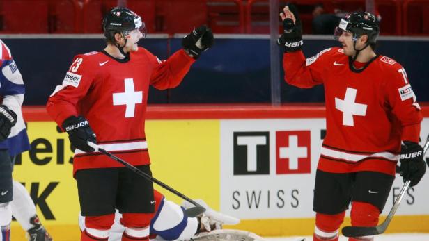 Switzerland&#039;s Simon Bodenmann (L) and Denis Hollenstein celebrate their goal against Slovenia during their 2013 IIHF Ice Hockey World Championship preliminary round match at the Globe Arena in Stockholm May 8, 2013. REUTERS/Arnd Wiegmann (SWEDEN - Tags: SPORT ICE HOCKEY)