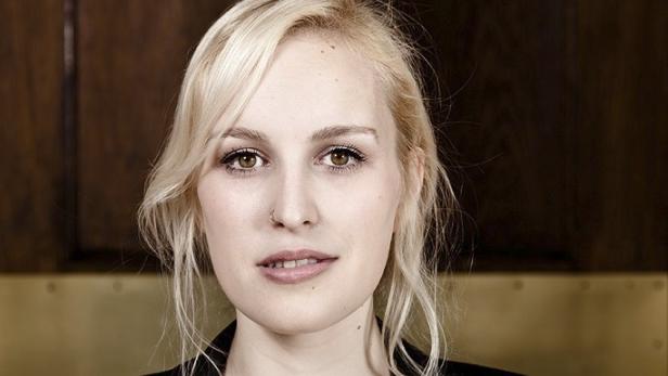 Porträt einer Frau mit blonden Haaren und einem Nasenring.