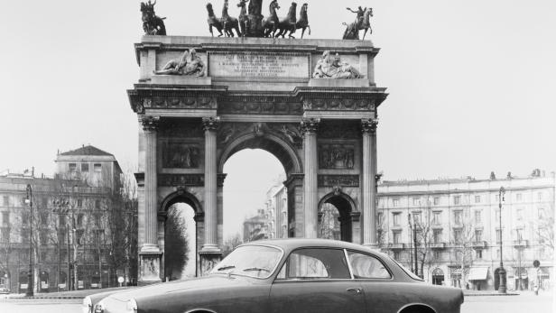 Ein Oldtimer der Marke Alfa Romeo vor dem Arco della Pace in Mailand.
