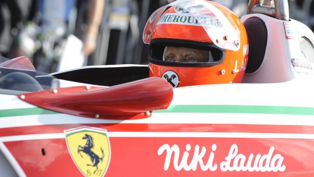 Unverkennbar: Der dreifache Formel-1-Weltmeister Niki Lauda bei einem Legendenrennen in seinem Ferrari aus den 1970er-Jahren.