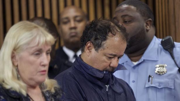 Ariel Castro während einer Gerichtsverhandlung mit Anwälten und einer Frau im Publikum.