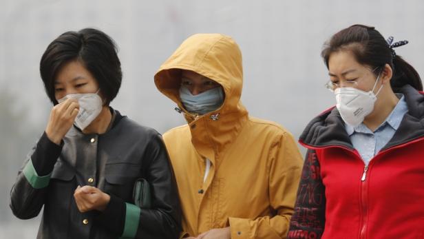 Die Maske bietet kaum Schutz: Oft liegt der Grenzwert für Feinstaub in Peking mehr als das Zehnfache über dem in Österreich erlaubten Niveau