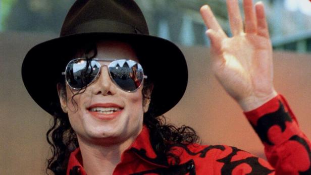 Michael Jackson waves to the crowd, numbering a few thousand, gathered in front of the Sydney Opera House in this November 17, 1996 file photo. Opening statements in civil trial over the death of Jackson begin April 29, 2013, with Katherine Jackson accusing concert promoters AEG Live of negligence in the hiring of convicted physician Dr. Conrad Murray. REUTERS/Megan Lewis/Files (AUSTRALIA - Tags: ENTERTAINMENT PROFILE OBITUARY)