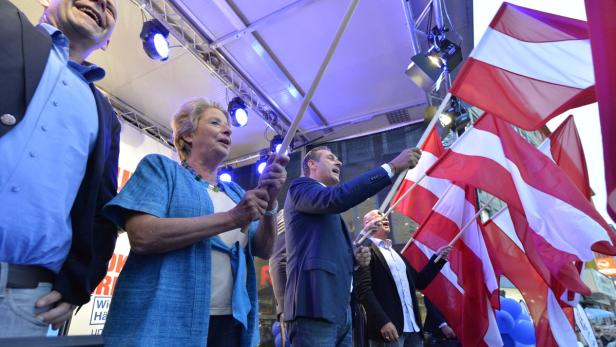 Erster Höhepunkt im Wahlkampf: Stenzel und Strache singen in Favoriten den FPÖ-Wahlkampfsong.
