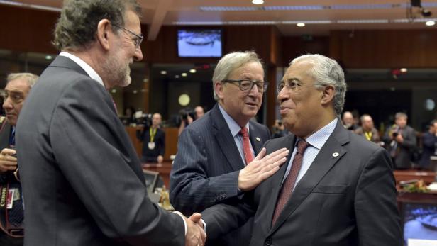 Spaniens Premier Rajoy (li.) mit Portugals Costa (re.) und Kommissionschef Juncker