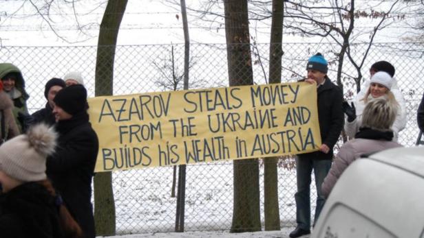 Protest in Wien – Aktivisten vor Azarows Haus in Pötzleinsdorf