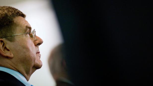 Ein Mann mit Brille blickt aufmerksam zur Seite.