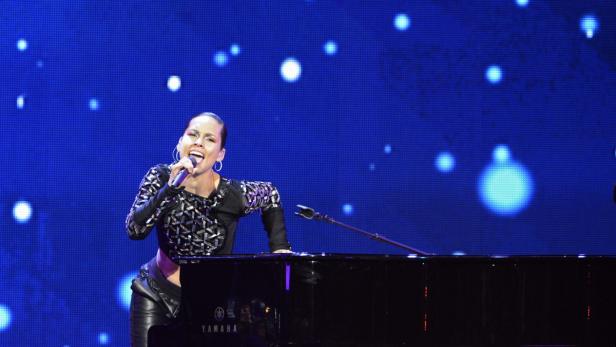 epa03589108 US singer Alicia Keys performs at halftime during the 62nd NBA All-Star game at the Toyota Center in Houston, Texas, USA, 17 February 2013. EPA/ERIK LESSER -