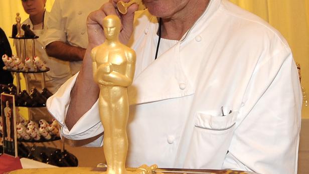 Ein Koch mit 3D-Brille isst eine goldene Oscar-Statue.