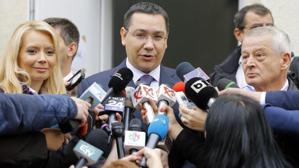 Umringt von Journalisten: Victor Ponta von den Sozialdemokraten ist der Favorit.