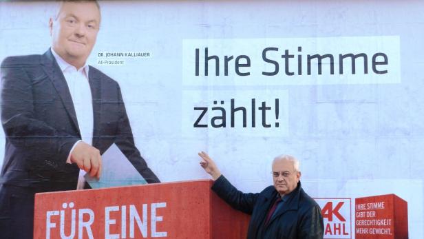 Der Präsident verärgert seinen Vize: Feilmair vor einem AK-Plakat mit FSG-Kandidat Kalliauer.