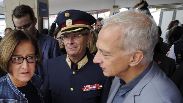 v.l.n.r Innenministerin Johanna Mikl-Leitner, Polizei-Vizepräsident Karl Mahrer und Caritas-Präsident Michael Landau am Wiener Westbahnhof.