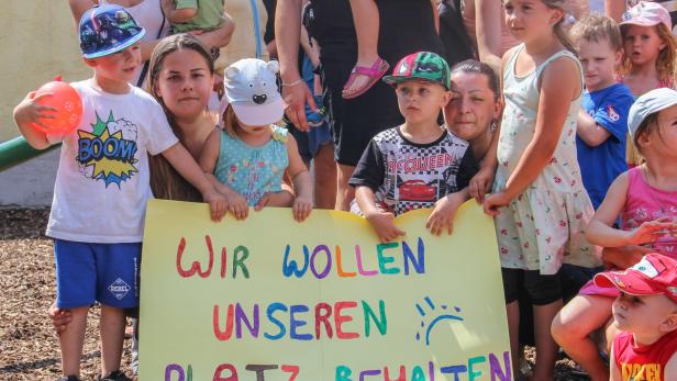 Betroffene Eltern und Kinder protestieren gegen die Schließungen.