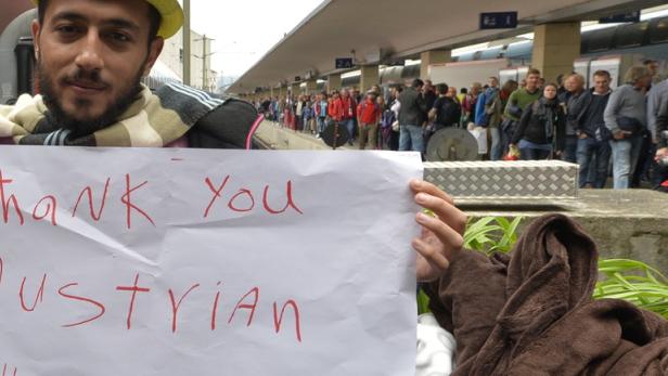 Ein Flüchtling bedankt sich am Wiener Westbahnhof bei den zahlreichen Helfern.