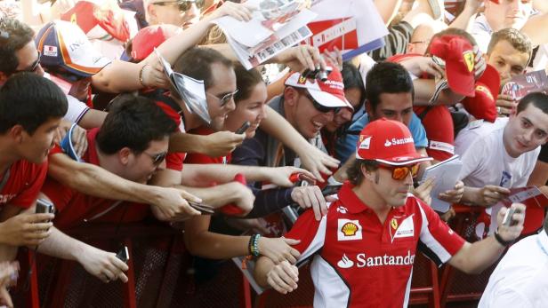 Ein Star hautnah: Fernando Alonso genießt das Bad in der Menge.