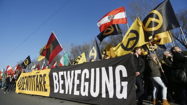 Die Identitäre Bewegung Österreich bei einer Demonstration beim Sammelzentrum an der Slowenisch-Österreichischen Grenze im November 2015.