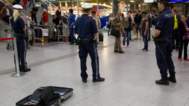 Ein abgestellter Reisekoffer führte zu einem Polizeieinsatz am Linzer Hauptbahnhof - es gab Bombenalarm