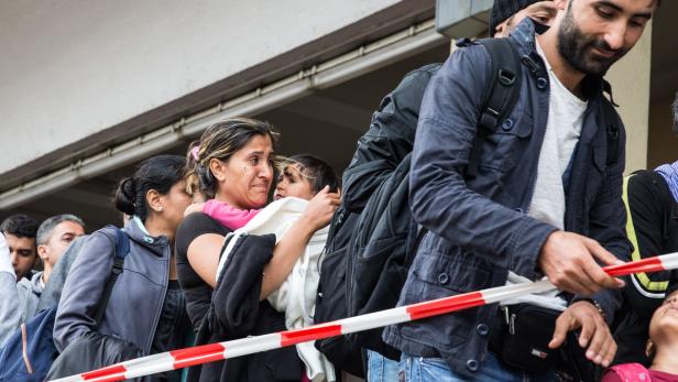 Der erste Sonderzug mit rund 400 Flüchtlingen aus Nickelsdorf war Samstagmorgen um 08.55 Uhr am Wiener Westbahnhof eingetroffen.
