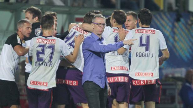 08.05.2013 Fussball, Cup Semifinale, Ried im Innkreis, Ohne Sorgen Arena SV Josko Ried - FK Austria Wien Peter Stoeger gibt Anweisungen waehrend die Spieler noch ueber Juns Tor zum 1:2 jubeln Copyright DIENER / Georg Diener Marktgasse 3-7/4/5/21 A-1090 Wien Telefax +43 1 955 32 35 Mobil +43 676 629 98 51 BA-CA Bank Nr. 12000 Account Nr. 00712 223 783 e-mail: agentur@diener.at Datenbank: www.diener.at