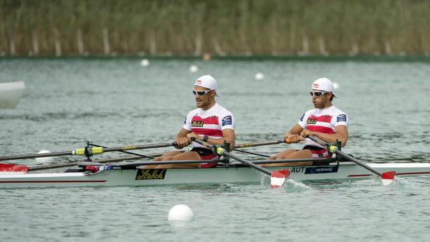 Zwei Ruderer in einem Doppelzweier auf dem Wasser.