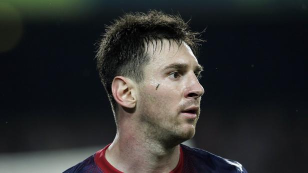 Barcelona&#039;s Lionel Messi reacts during their Spanish First division soccer league match against Real Betis at Camp Nou stadium in Barcelona, May 5, 2013. REUTERS/Albert Gea (SPAIN - Tags: SPORT SOCCER)
