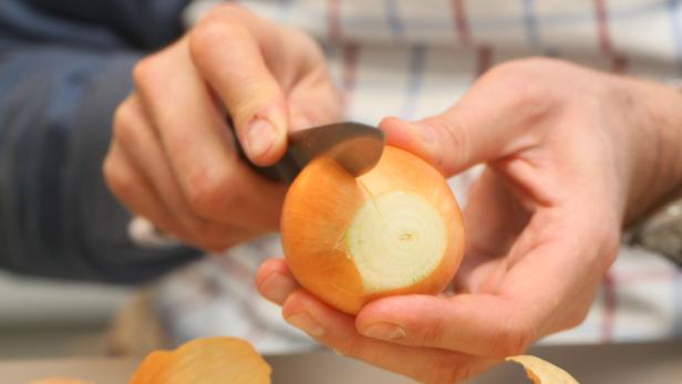 Jeder kennt die tränenden Augen beim Aufschneiden einer Zwiebel. Ursache dafür sind ihre ätherischen Öle - sie reizen die Schleimhäute. Zwar kann das Brennen sehr unangenehm sein, allerdings macht genau diese Eigenschaft die Heilwirkung der Zwiebel aus.