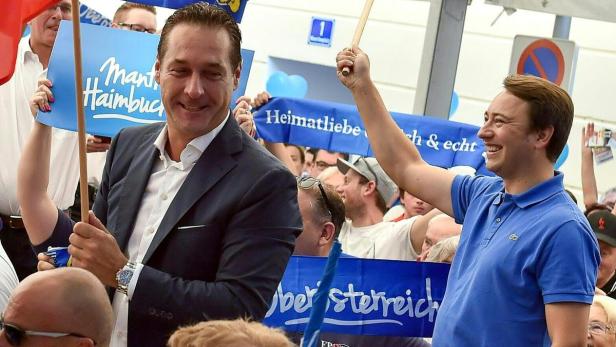 FPÖ-Bundesparteiobmann Heinz-Christian Strache (l.) und der Spitzenkandidat der FPÖ für die oberösterreichische Landtagswahl Manfred Haimbuchner (r.) anlässlich des Wahlkampfauftaktes in Wels.