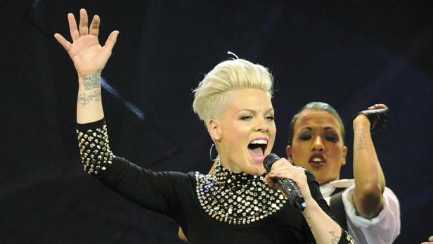 epa03693762 US singer Pink performs during her concert in Vienna, Austria, 09 May 2013. EPA/HERBERT P. OCZERET