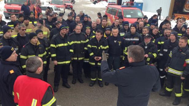 Einsatzbesprechung der niederösterreichischen Feuerwehrleute in Slowenien: Sie brachten Stromgeneratoren mit und versorgen die kommenden Tage Haushalte und Krankenhaus mit Elektrizität