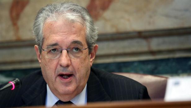 Ein Mann mit Brille spricht bei einer Konferenz.