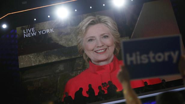 Die Nominierung ist erledigt: Die Demokraten hoben Hillary in Philadelphia auf den Schild, mit Unterstützung ihres Gegners Bernie Sanders