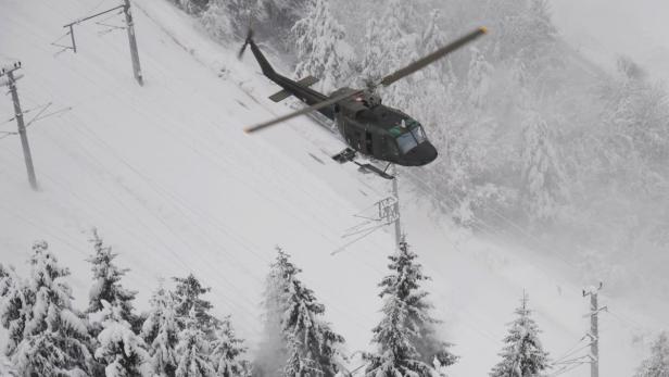 Ein Bundesheerschrauber bläst Bahnstrecken in Kärnten vom Schnee frei