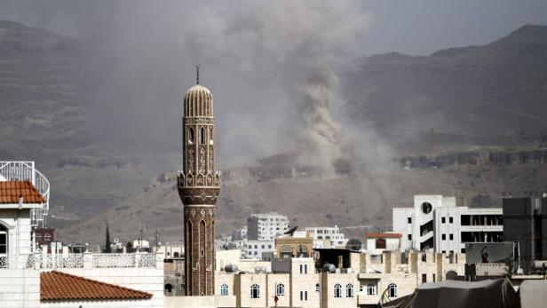Rauch steigt über Sanaa auf, nachdem wieder ein Luftangriff auf Jemens Hauptstadt geflogen wurde.