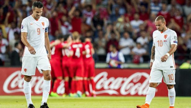 Geschlagen: Robin van Persie (li.) und Wesley Sneijder senken die Köpfe während die Türken jubeln.