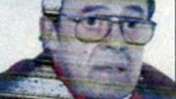 Ein Mann mit Brille blickt in die Kamera.