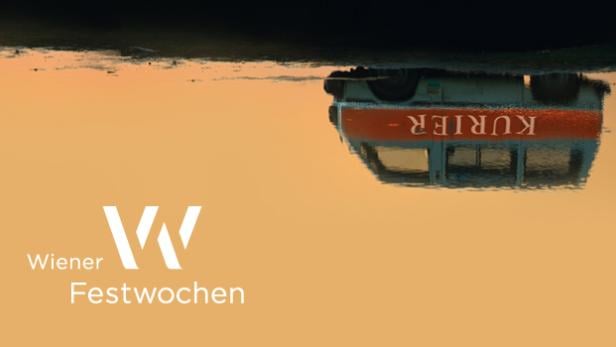 Die Spiegelung eines „Kurier“-Busses im Wasser während der Wiener Festwochen.