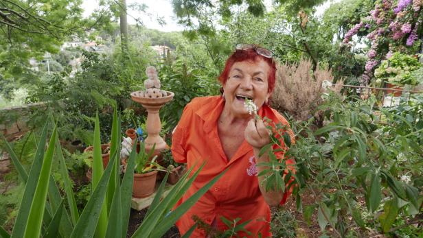 Geschichtensammlerin: Mirjana Blagaić in ihrem sehr sehr verehrten Garten in Maslinica