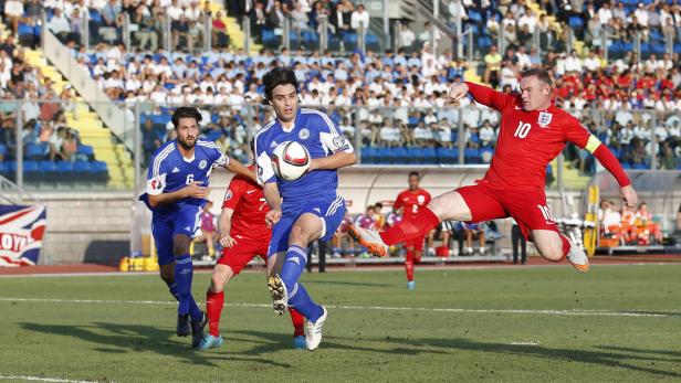 Rooney (re.) führte die Engländer zum Kantersieg in San Marino.