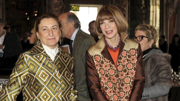 Miuccia Prada und Anna Wintour posieren zusammen für ein Foto.