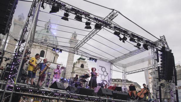 Popfest Wien 2015 mit Blick auf die Karlskirche: Eloui &amp; Ensemble