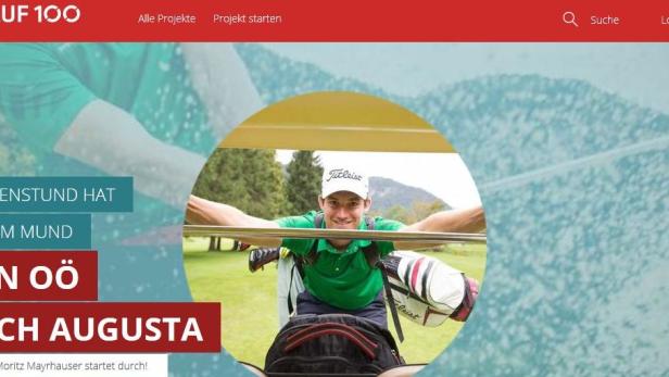 Ein junger Golfer mit Golfausrüstung lächelt in die Kamera.